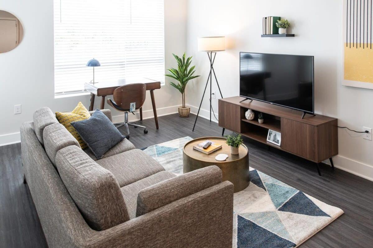 Cozysuites L Upscale 1br In Downtown Apartment